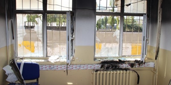 Van'da okula bombal� sald�r�