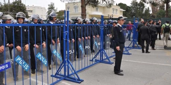 Meclis önünde kamu çalışanları ve polis arasında gerginlik