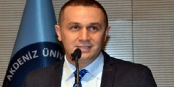 İletişim fakültelerindekiler iletişim hocası değil