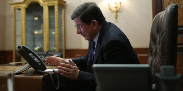 Davutoğlu'ndan fedakar öğretmene tebrik telefonu