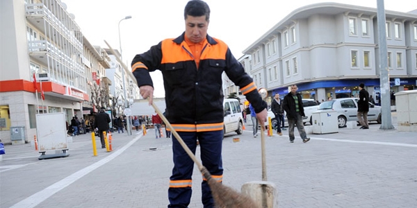 Temizlik işçisi, bulduğu parayı sahibine teslim etti