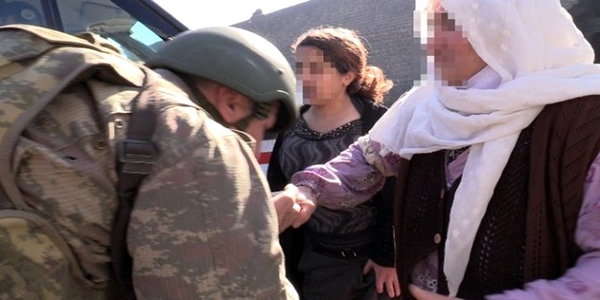 Çatışma bölgesinde kalan aileyi Mehmetçik kurtardı