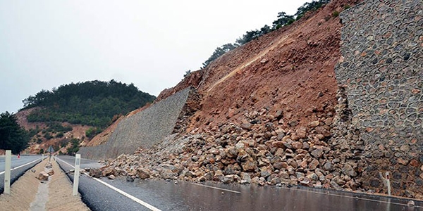 Bal�kesir-�anakkale kara yolu ula��ma kapand�