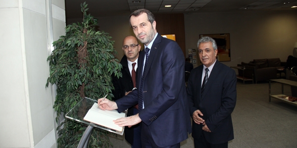 Devlet Bah�eli i�in a��lan defter mesajlarla dolup, ta��yor