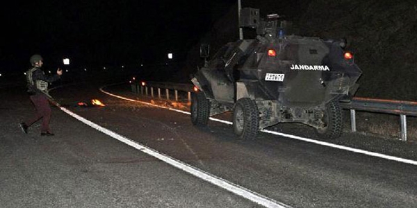 PKK yandalar Elaz-Pertek yolunda lastik yakp yol kesti