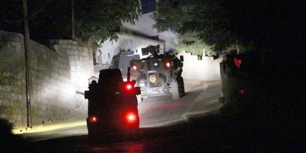 Diyarbakır'da zırhlı polis aracına roketli saldırı