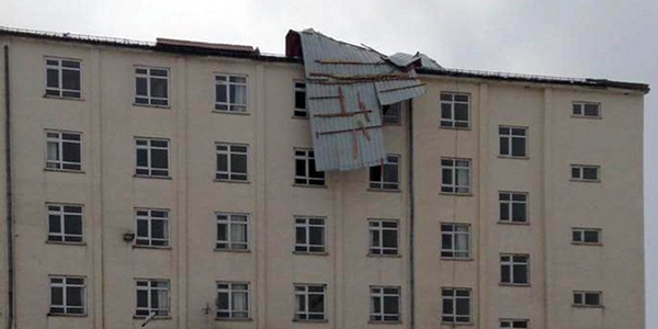 Şiddetli rüzgar okul çatısını uçurdu