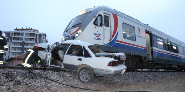 Yolcu treni otomobile çarptı: 1 ölü