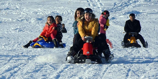 Kar yağışı kayak merkezlerini hareketlendirdi
