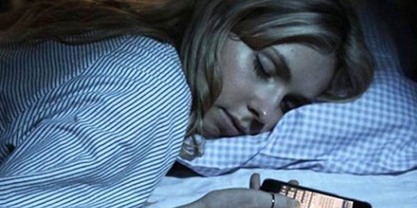 Yatmadan önce cep telefonunuzdan uzaklaşın