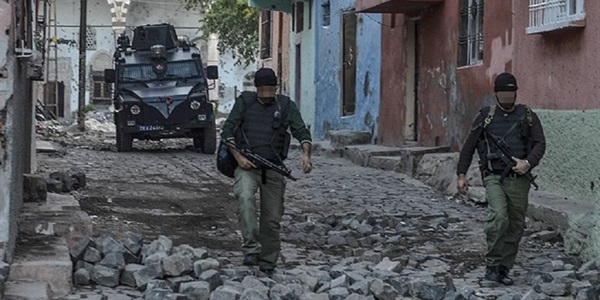 Sur'da hain saldırı: 1'i ağır 3 polis yaralandı