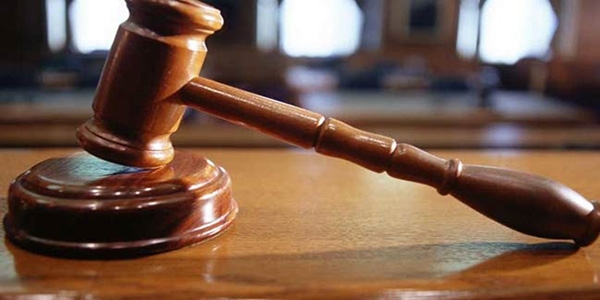 Ağlayarak babasından şikayetçi oldu