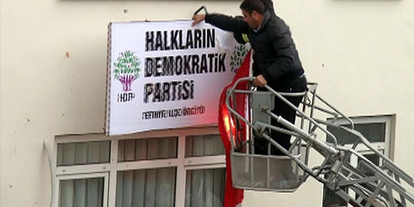 'HDP tabelasını kalabalığı dağıtmak için indirdik'