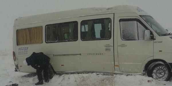 Kayseri'de minibüs şarampole devrildi: 14 yaralı