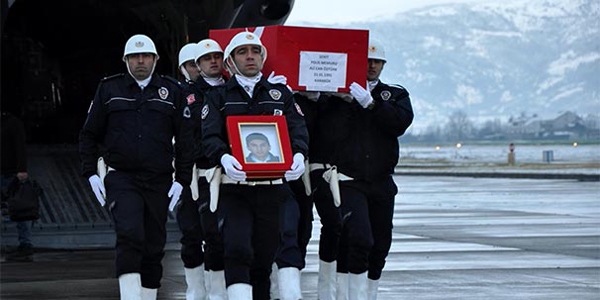 �ehit polis Alican �zt�rk'�n cenazesi, topra�a verildi