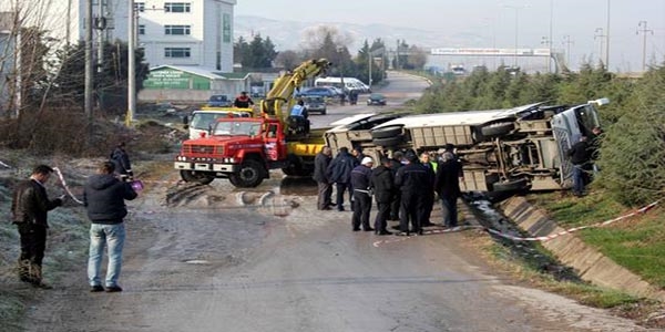Kocaeli'de öğrenci servisi devrildi, 4 öğrenci, 7 öğretmen yaralandı