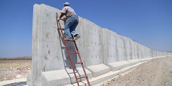 Sınıra üç metrelik beton duvar örülüyor