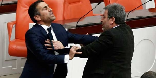Meclis karıştı! Vekiller birbirinin üzerine yürüdü