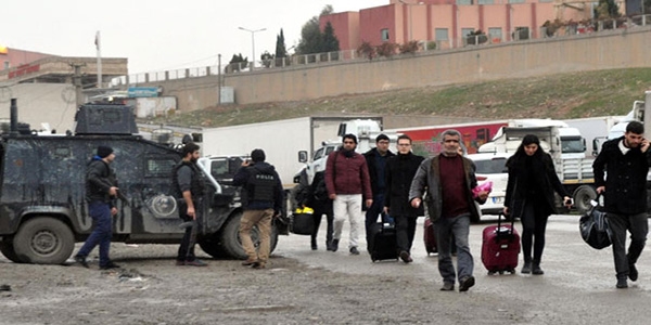 rnak'ta retmenler ve vatandalar ileyi terk ediyor