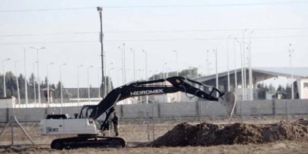 TSK s�n�ra hendek kazmaya ba�lad�