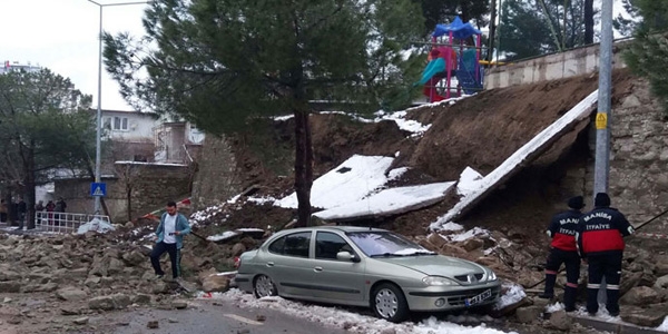 Manisa'da bir ilkokula ait istinat duvarı yıkıldı