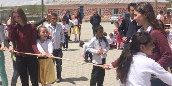 Yardımla 25 okula el uzattılar
