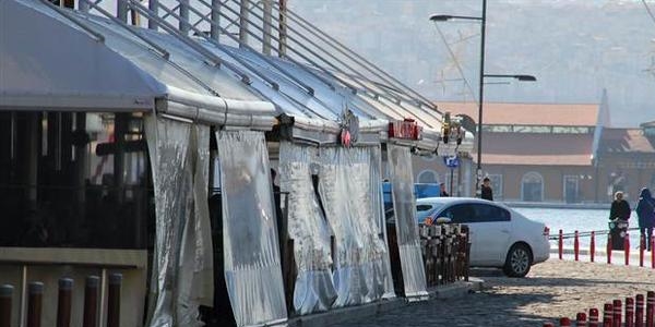 İzmir'de soğuğa naylon perde önlemi