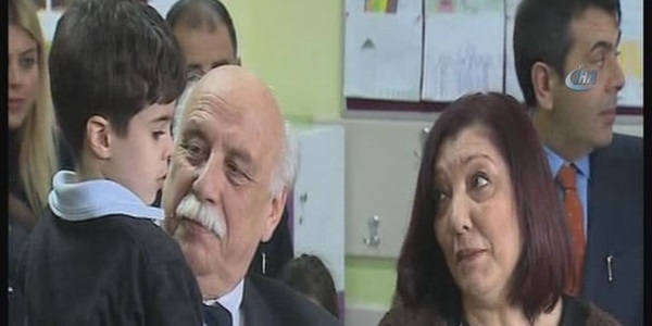 Bakan Avcı, ilkokul öğrencilerine karne dağıttı