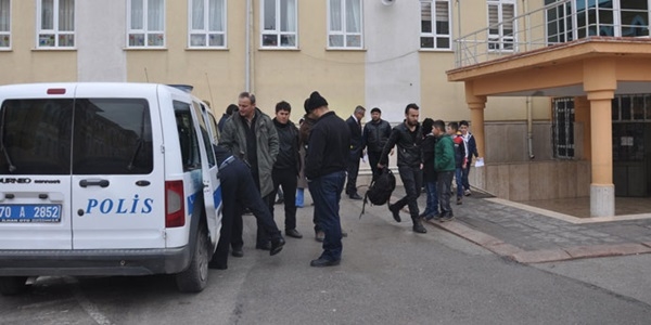 Okulda öğretmen veli tartışmasına polis müdahale etti