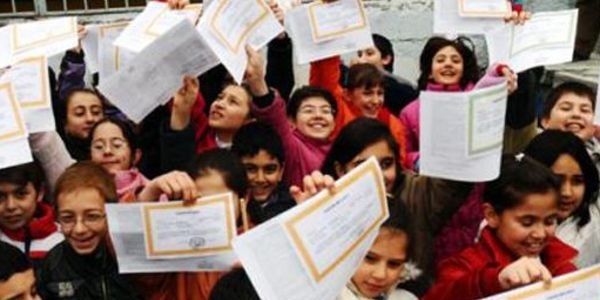 Öğrenciler karnelerini yaşlılardan aldı