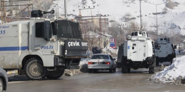 Diyarbakr'da 'z ynetim' ilan eden 3 kii yakaland