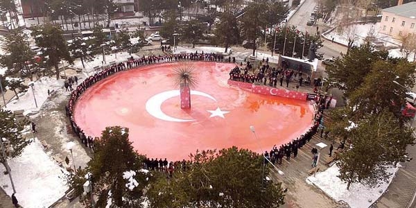 Süs havuzuna Türk bayrağı çizildi