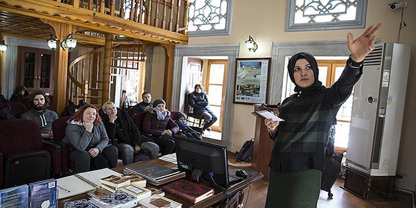 Sultanahmet'te turistlere İslam'ı anlatıyor