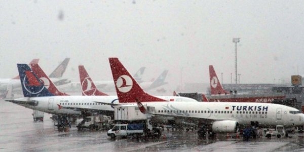 �stanbul-Trabzon u�a�� Ankara'ya zorunlu ini� yapt�