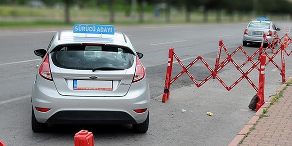 Ehliyet sınavında 'trafik adabı' sorulacak