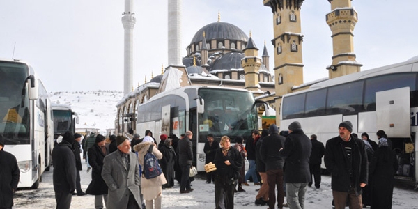 Yozgatlı iş adamı, işçiler ve öğrencileri umreye gönderdi