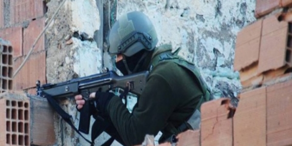Çatışmaların sürdüğü ilçe bomba ve silah sesleriyle yankılanıyor