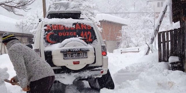 Kardan yolu kapanan köydeki hastayı paletli ambulans kurtardı