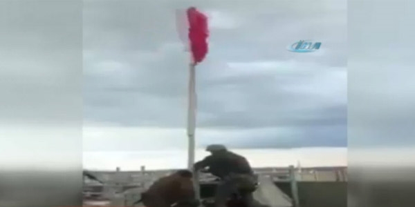 PÖH ve JÖH 'Bayrak' şiiri eşliğinde Cizre'ye Türk Bayrağı dikti