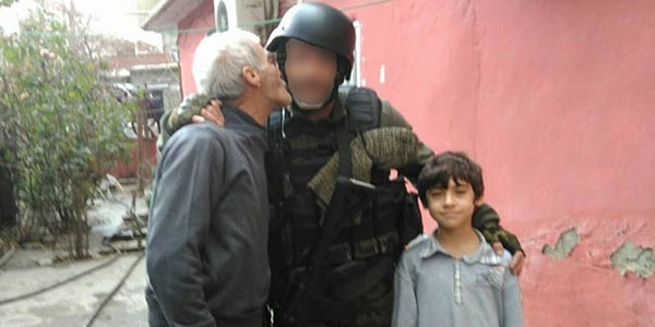 Polis ve asker şefkati görenleri duygulandırdı