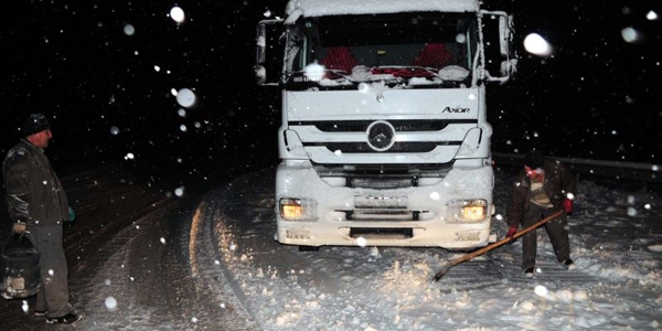 Ağrı-Erzurum karayolunda ulaşım güçlükle sağlanıyor