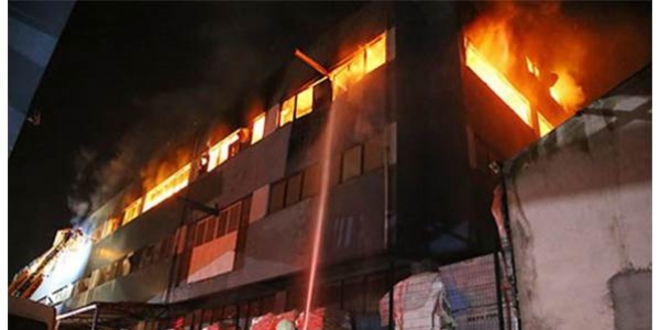 Avc�lar'da ka��t fabrikas� alev alev yand�