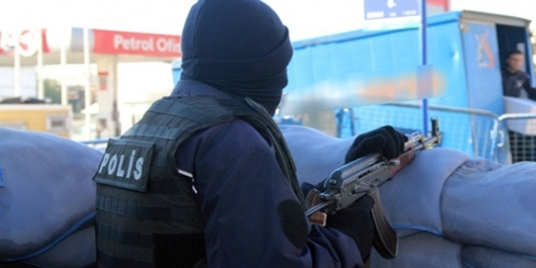 Sur'daki operasyonlarda 2 polis yaralandı