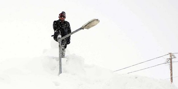 Bitlis'te elektrik direkleri kara gömüldü