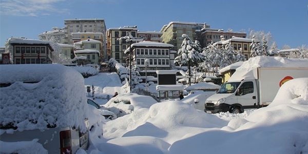 Rize'de kar kalınlığı hayatı felç etti