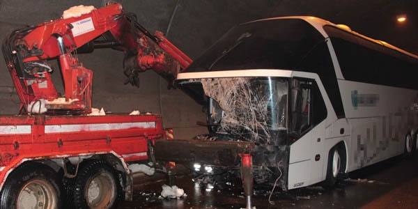 Giresun'da yolcu otobüsü greydere çarptı: 1 ölü, 13 yaralı