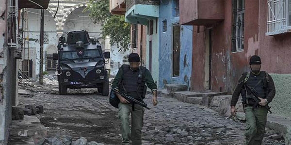 Keskin nişancı polislerin görev yaptığı bir otele roketatarlı saldırı