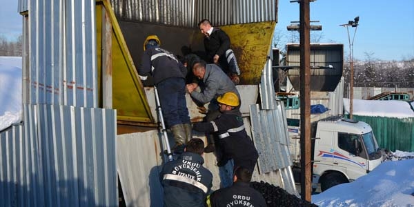 Ordu'da kömür yığınının altında kalan işçi yaralandı