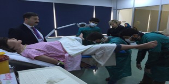 Tıp öğrencilerine maket üzerinde doğum eğitimi