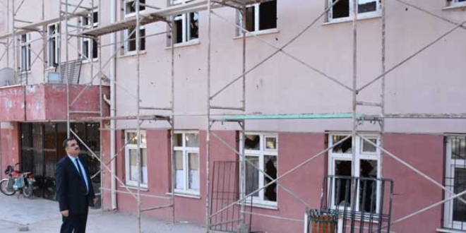 Kilis'te roket isabet eden okullarda tadilat başladı